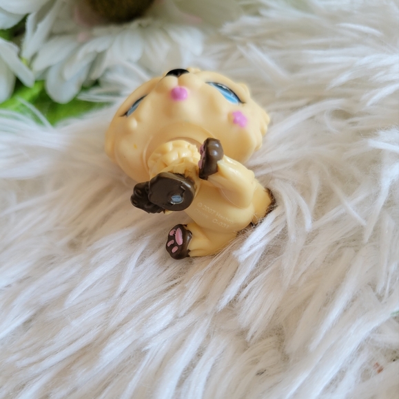 Littlest Pet Shop LPS #662 Chow Chow Dog Blonde Cream Blue Eyes Pink Flower - Picture 9 of 10